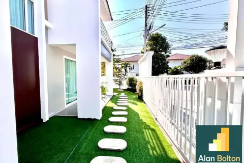 Casa de 3 dormitorios en Jomtien Beach, Pattaya, Tailandia № 210835 - foto 5