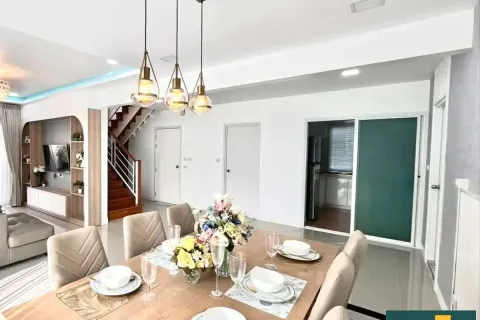 Casa de 3 dormitorios en Jomtien Beach, Pattaya, Tailandia № 210835 - foto 9