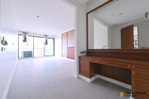 Condo in Bangkok, Thailand, 2 bedrooms № 189763 - photo 2