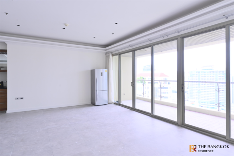 Condo in Bangkok, Thailand, 2 bedrooms № 189763 - photo 8