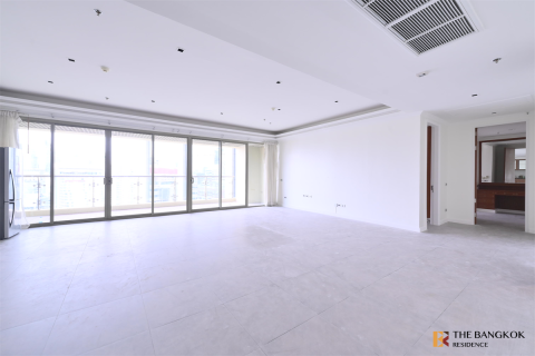 Condo in Bangkok, Thailand, 2 bedrooms № 189763 - photo 10