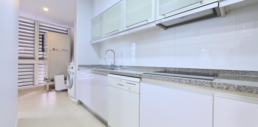Condo in Bangkok, Thailand, 3 bedrooms  № 189766
