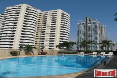 Apartment in Bangkok, Thailand 3 bedrooms № 192907