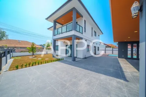 Casa de 5 dormitorios en Pattaya, Tailandia № 211519 - foto 11