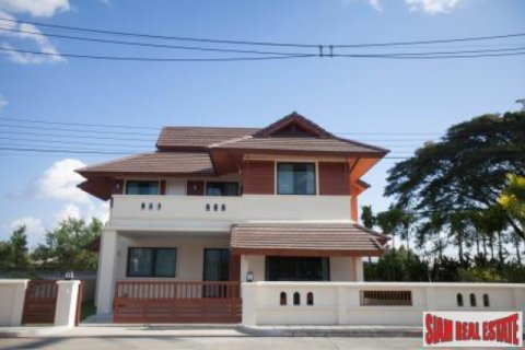 House in Chiang Mai, Thailand 4 bedrooms № 192954