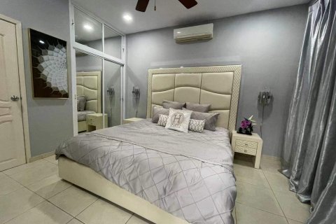 House in Pattaya, Thailand 5 bedrooms № 157593 - photo 4