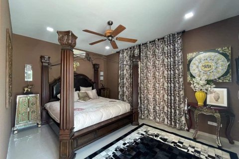 House in Pattaya, Thailand 5 bedrooms № 157593 - photo 5