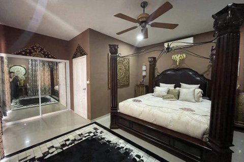 House in Pattaya, Thailand 5 bedrooms № 157593 - photo 3