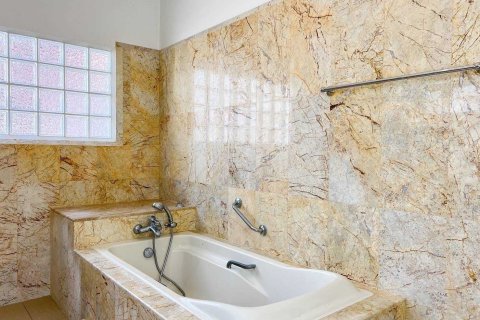 Villa in Kathu, Thailand 3 bedrooms № 159596 - photo 9