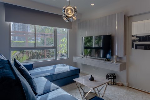 Condo in Bangkok, Thailand, 1 bedroom  № 143187 - photo 1