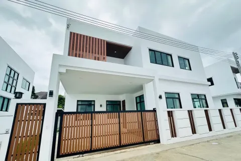 House in Chiang Mai, Thailand 4 bedrooms № 156196 - photo 1