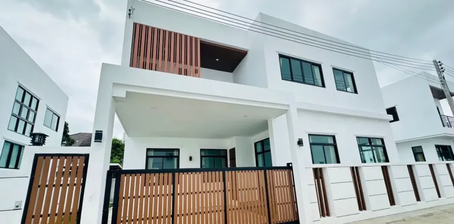 House in Chiang Mai, Thailand 4 bedrooms № 156196