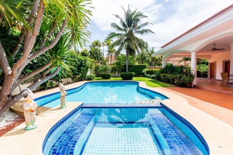 Villa in Hua Hin, Thailand 3 bedrooms № 168784 - photo 1