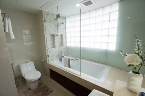 Condo in Bangkok, Thailand, 3 bedrooms  № 181125 - photo 16