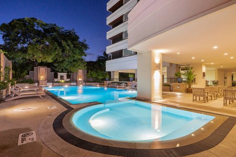Condo in Bangkok, Thailand, 3 bedrooms  № 181125 - photo 29