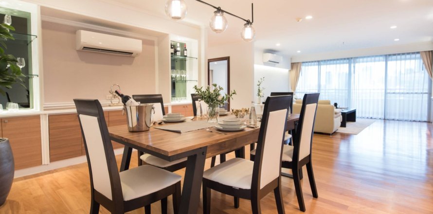 Condo in Bangkok, Thailand, 3 bedrooms  № 181125