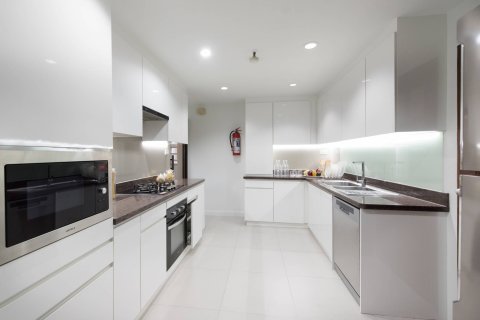 Condo in Bangkok, Thailand, 3 bedrooms  № 181125 - photo 9