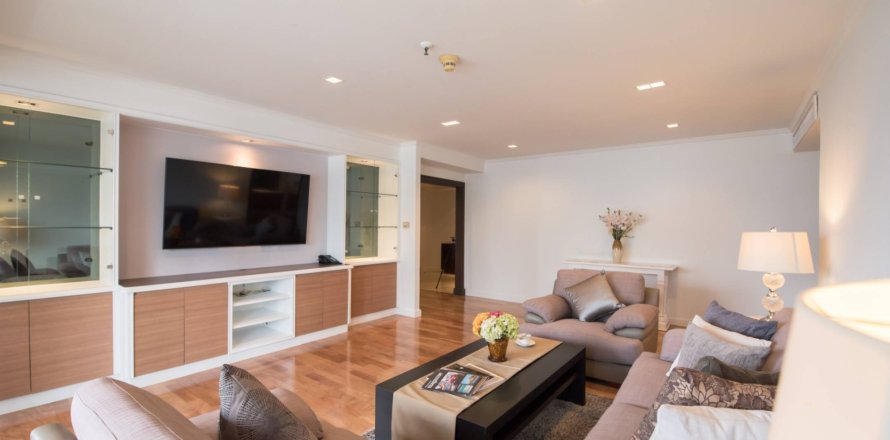 Condo in Bangkok, Thailand, 4 bedrooms  № 181124