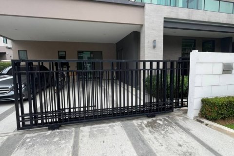 House in Bangkok, Thailand 4 bedrooms № 134668 - photo 1