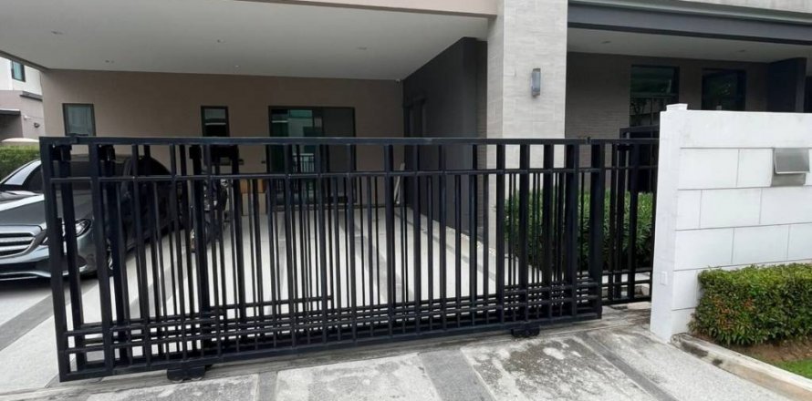 House in Bangkok, Thailand 4 bedrooms № 134668