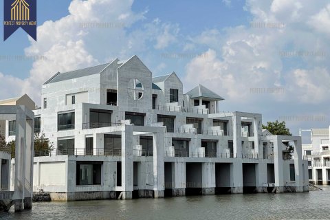 Land in Bang Pakong, Thailand 230000 sq.m. № 156657 - photo 16