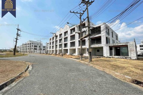 Land in Bang Pakong, Thailand 230000 sq.m. № 156657 - photo 14