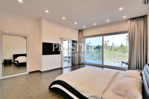 House in Pattaya, Thailand 6 bedrooms № 198727 - photo 28