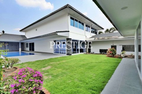 House in Pattaya, Thailand 6 bedrooms № 198727