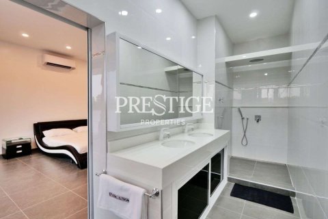 House in Pattaya, Thailand 6 bedrooms № 198727 - photo 29