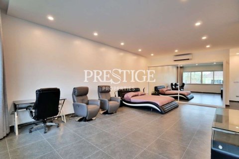 House in Pattaya, Thailand 6 bedrooms № 198727 - photo 23
