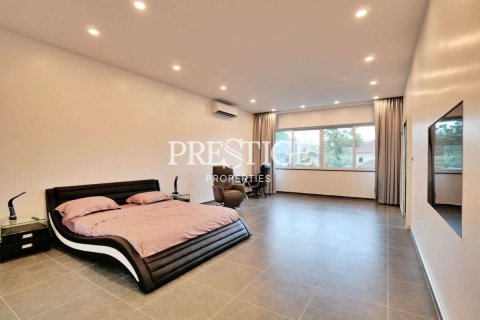House in Pattaya, Thailand 6 bedrooms № 198727 - photo 17