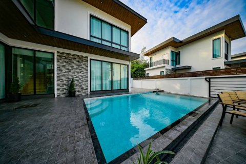 Villa in Bang Lamung, Thailand 6 bedrooms № 119446 - photo 1