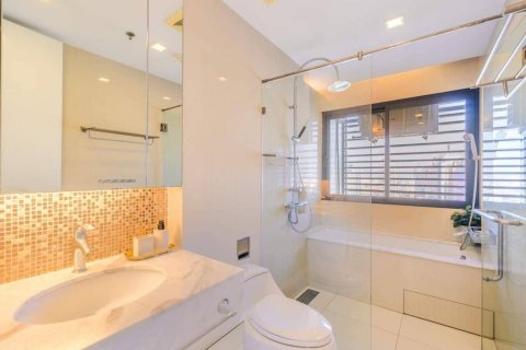 Condo in Bangkok, Thailand, 2 bedrooms  № 180641 - photo 15