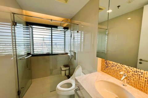 Condo in Bangkok, Thailand, 2 bedrooms  № 180641 - photo 18