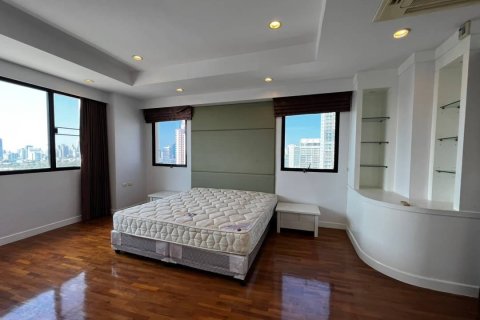 Condo in Bangkok, Thailand, 5 bedrooms  № 157501 - photo 12