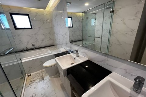 Condo in Bangkok, Thailand, 5 bedrooms  № 157501 - photo 8