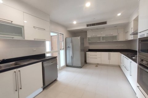 Condo in Bangkok, Thailand, 3 bedrooms  № 157502 - photo 4