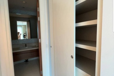 Condo in Bangkok, Thailand, 3 bedrooms  № 157498 - photo 2