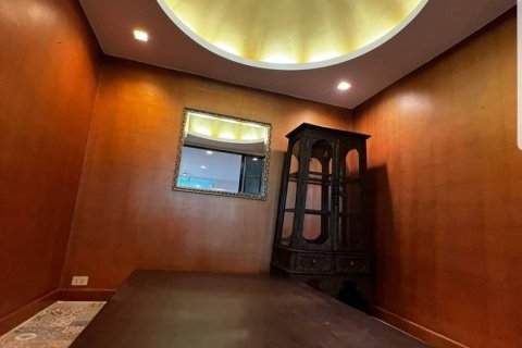 Condo in Bangkok, Thailand, 5 bedrooms  № 157500 - photo 12