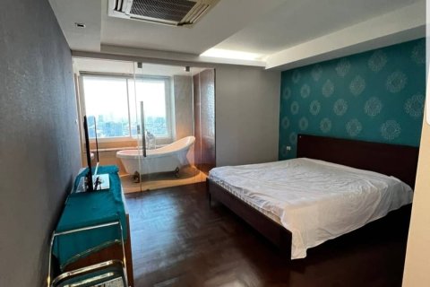 Condo in Bangkok, Thailand, 5 bedrooms  № 157500 - photo 11