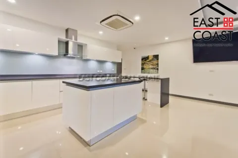Casa de 5 dormitorios en Pattaya, Tailandia № 213443 - foto 4