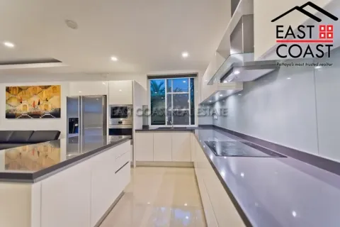 Casa de 5 dormitorios en Pattaya, Tailandia № 213443 - foto 2