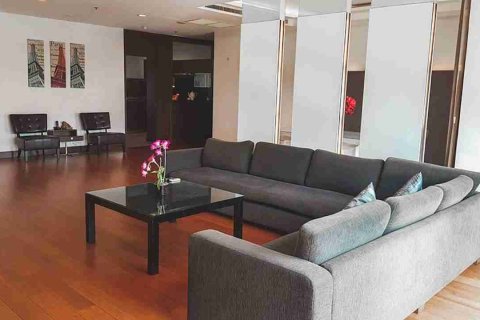 Condo in Bangkok, Thailand, 4 bedrooms  № 184077 - photo 3