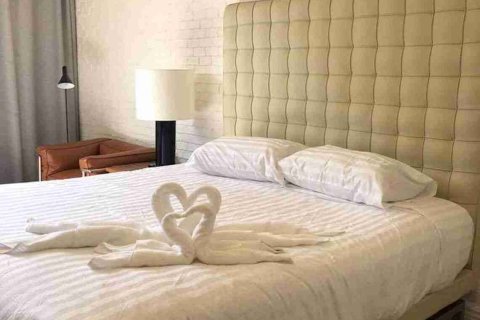 Condo in Bangkok, Thailand, 3 bedrooms № 184079 - photo 15