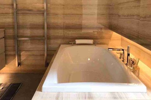 Condo in Bangkok, Thailand, 3 bedrooms № 184079 - photo 12