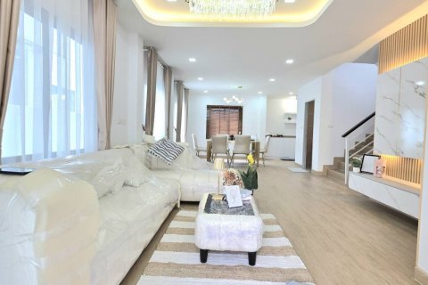 House in Pattaya, Thailand 3 bedrooms № 138788 - photo 10