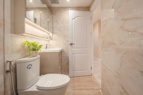 Condo in Bangkok, Thailand, 2 bedrooms  № 157653 - photo 14