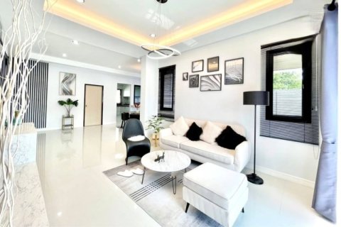 House in Pattaya, Thailand 3 bedrooms № 157657 - photo 2