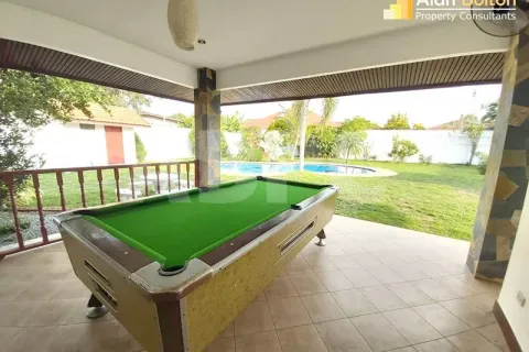 Casa de 4 dormitorios en Pattaya, Tailandia № 210533 - foto 3