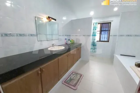 Casa de 4 dormitorios en Pattaya, Tailandia № 210533 - foto 6